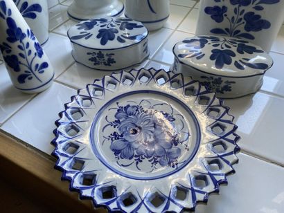 Lot of porcelain with decoration in blue...