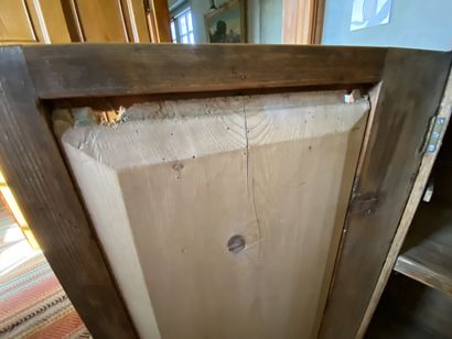 Pitch pine furniture, presents a step, opens...