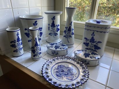 Lot of porcelain with decoration in blue...