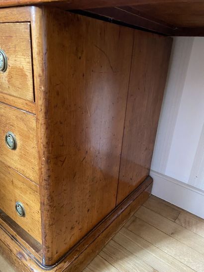 Pitchpin desk with three drawers in the belt...