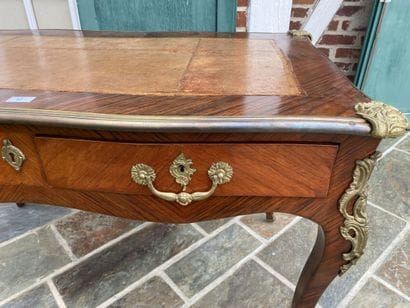 Flat desk in veneer, slightly curved, opens...