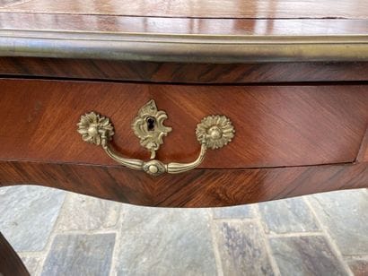 Flat desk in veneer, slightly curved, opens...