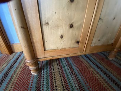 Pitch pine furniture, presents a step, opens...