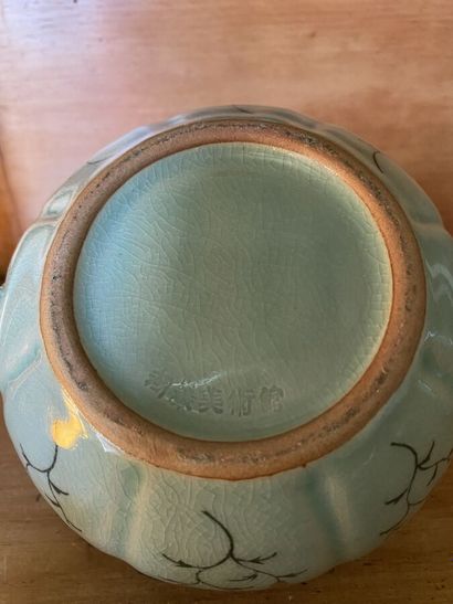 Lot of celadon cracked porcelain including:...