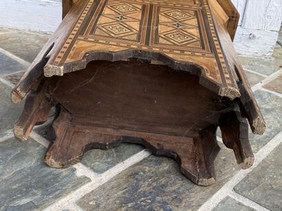 Lot: 
Octagonal bedside table, veneer and...