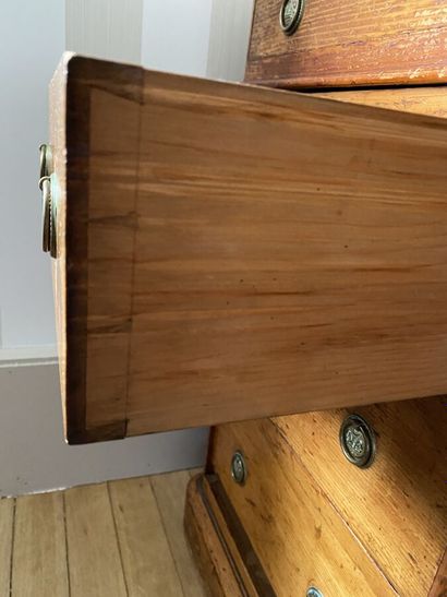 Pitchpin desk with three drawers in the belt...