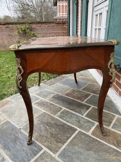 Flat desk in veneer, slightly curved, opens...