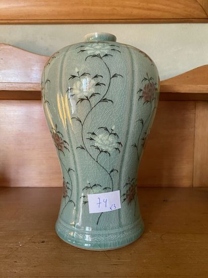 Lot of celadon cracked porcelain including:...