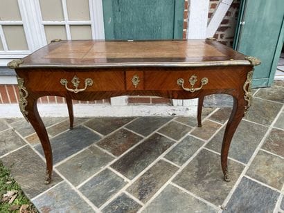Flat desk in veneer, slightly curved, opens...