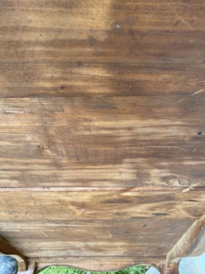 Flat desk in veneer, slightly curved, opens...