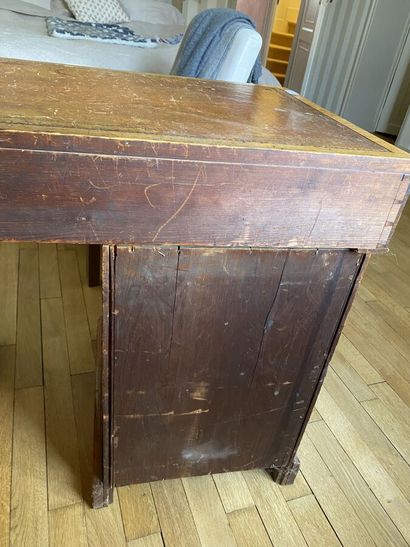 Pitchpin desk with three drawers in the belt...