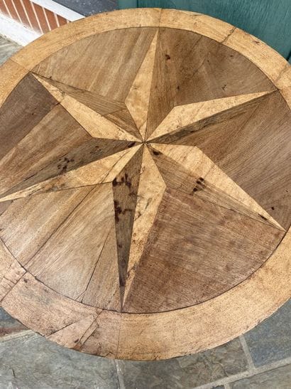 Tripod pedestal table in natural wood. Plateau...