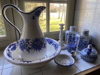 Lot of porcelain or earthenware with decoration...