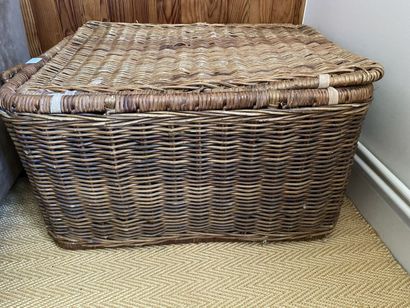Male in wicker, two handles. 
41 x 66 x 52...