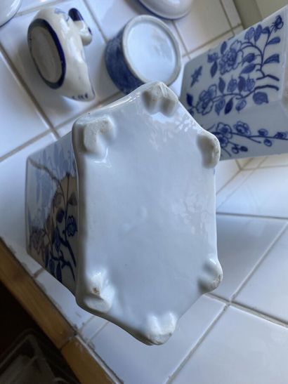 Lot of porcelain or earthenware with decoration...