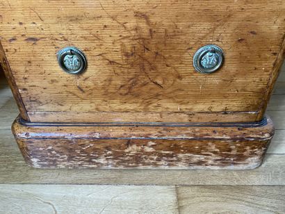 Pitchpin desk with three drawers in the belt...