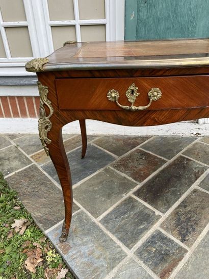 Flat desk in veneer, slightly curved, opens...