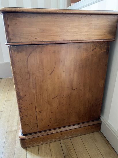 Pitchpin desk with three drawers in the belt...