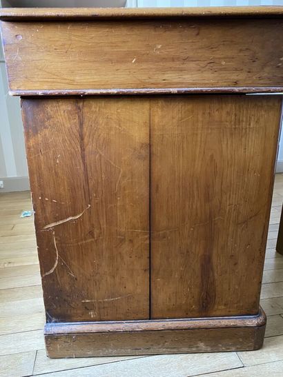 Pitchpin desk with three drawers in the belt...