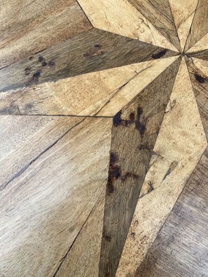 Tripod pedestal table in natural wood. Plateau...
