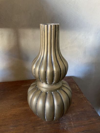 Pair of bronze vases, bulbs godronnés. Asian...