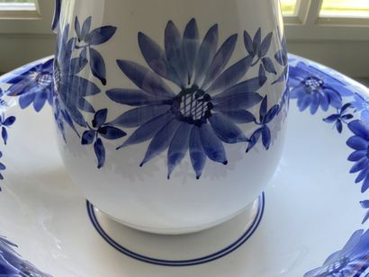 Lot of porcelain or earthenware with decoration...