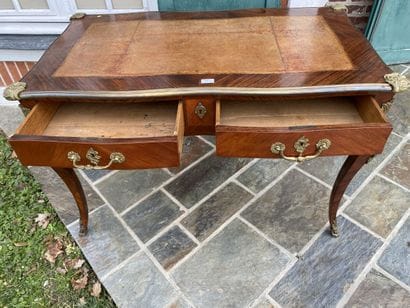 Flat desk in veneer, slightly curved, opens...