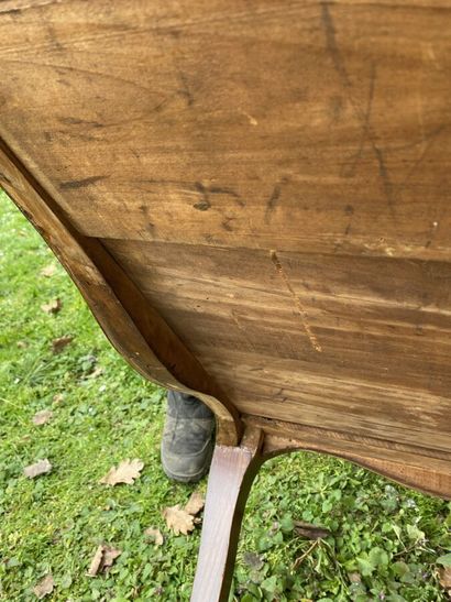 Flat desk in veneer, slightly curved, opens...