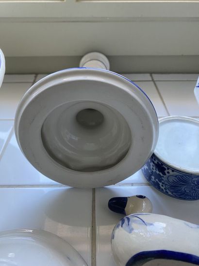 Lot of porcelain or earthenware with decoration...