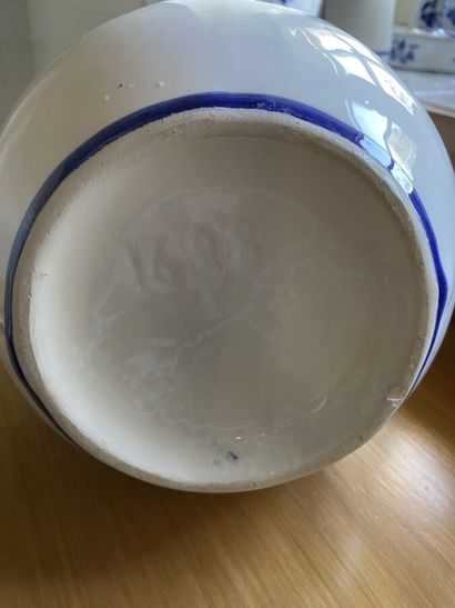 Lot of porcelain or earthenware with decoration...