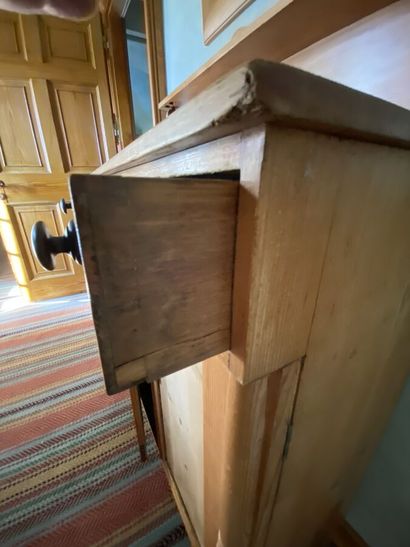 Pitch pine furniture, presents a step, opens...
