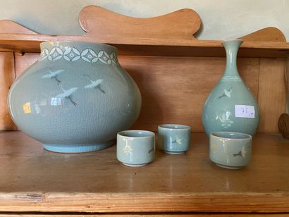 Lot of celadon porcelain cracked with decoration...