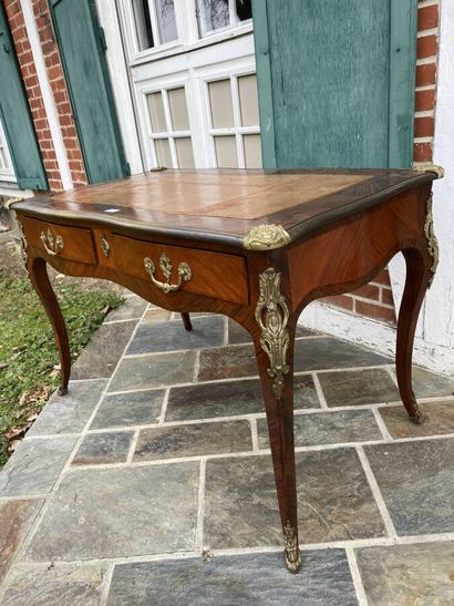 Flat desk in veneer, slightly curved, opens...