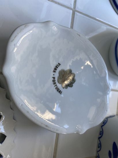 Lot of porcelain with decoration in blue...