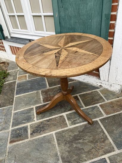 Tripod pedestal table in natural wood. Plateau...