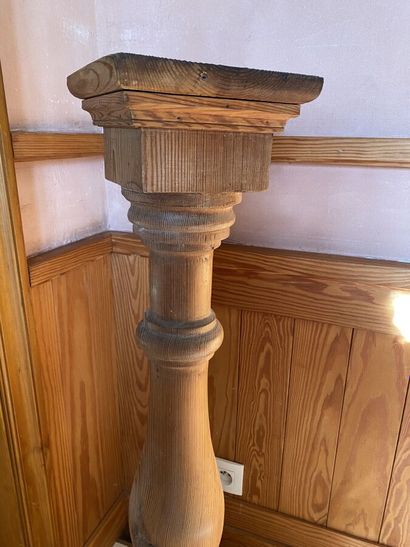 Sellette of baluster form in pitchpin. 
Height...