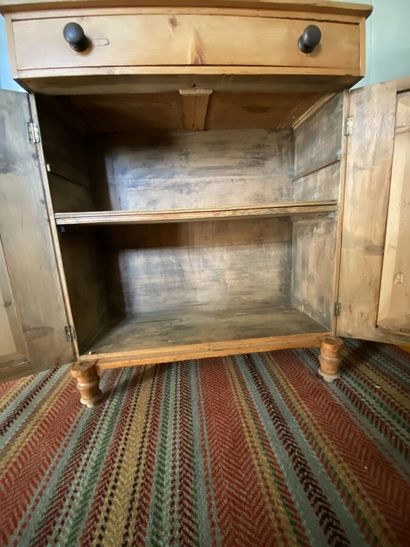 Pitch pine furniture, presents a step, opens...