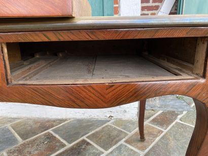Flat desk in veneer, slightly curved, opens...