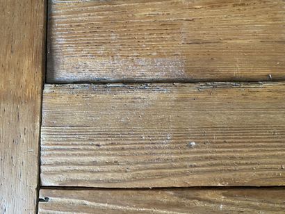 Table in natural wood, legs and struts with...