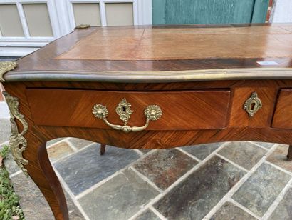 Flat desk in veneer, slightly curved, opens...