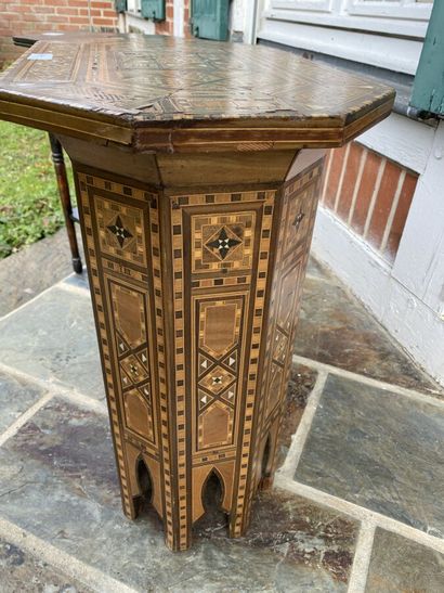 Lot: 
Octagonal bedside table, veneer and...