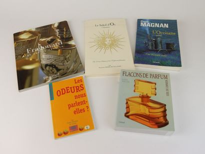 Divers auteurs sur le thème du parfum 
Lot...