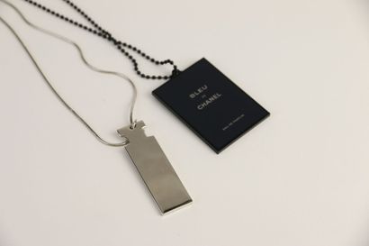 Chanel - (années 2010)
Deux pendentifs publicitaires...