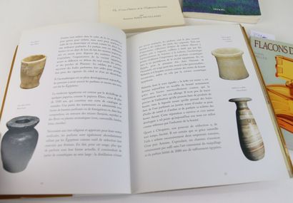 Divers auteurs sur le thème du parfum 
Lot...