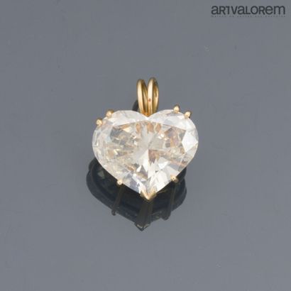 Pendant in yellow gold 750°/°° set with a...