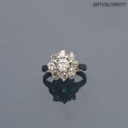 Daisy-shaped ring in 750°/°° white gold and...