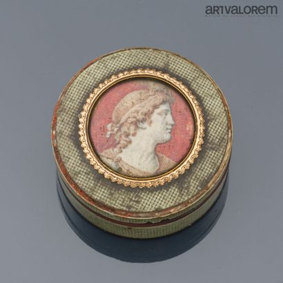 Round tortoiseshell box in the imitation...