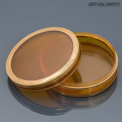 Round box in blond tortoiseshell set in gold...