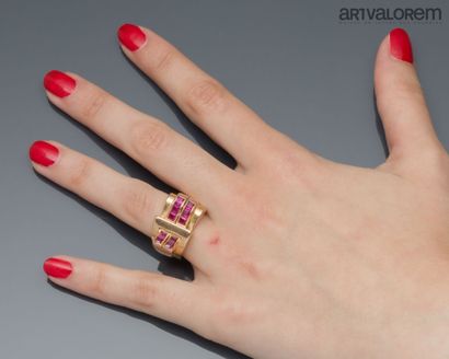 Tank ring in yellow gold 750°/°° set with...