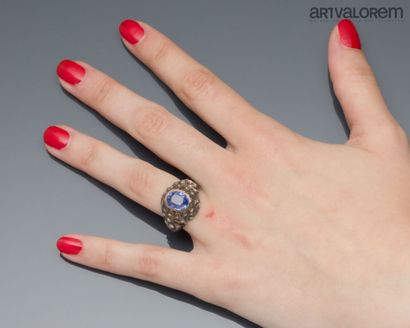 Antique ring in yellow gold 750°/°° centered...